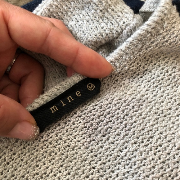 SOLD! Long Sleeve Grey Patterned Crop Top - Picture 3 of 3